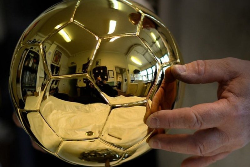 Bola de Ouro, entregue pela revista France Football