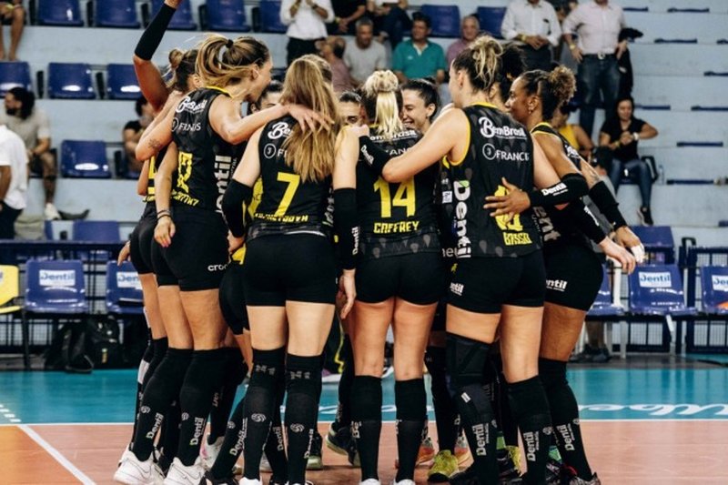 Imagem das jogadoras do Dentil Praia Clube na Superliga Feminina 2024-25