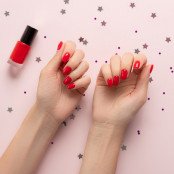 Essas 5 cores de esmalte estão dominando as mãos neste inverno