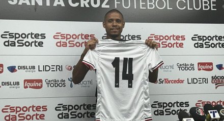 Zagueiro Everton Sena em apresentação oficial no Santa Cruz