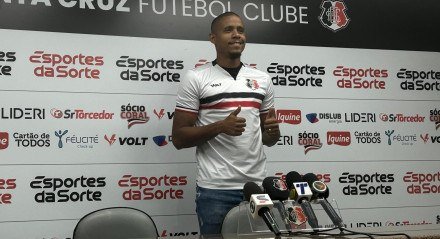 Zagueiro Everton Sena em apresentação oficial no Santa Cruz