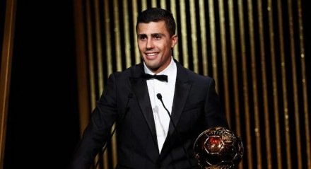 Rodri discursa após vencer a Bola de Ouro