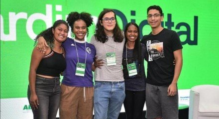 Equipe vencedora do Hackathon Moura em 2023