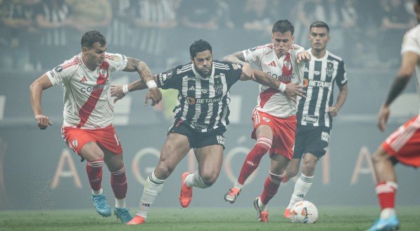 Hulk, do Atlético-MG, em disputa de bola contra jogadores do River Plate