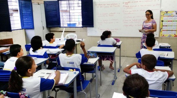 Meninas, brancas e negras, se sobressaem em Português em todos os estados analisados. Já os meninos tiraram médias mais altas em Matemática