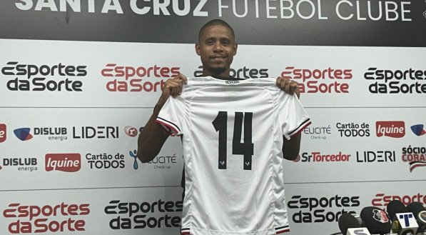 Zagueiro Everton Sena em apresentação oficial no Santa Cruz