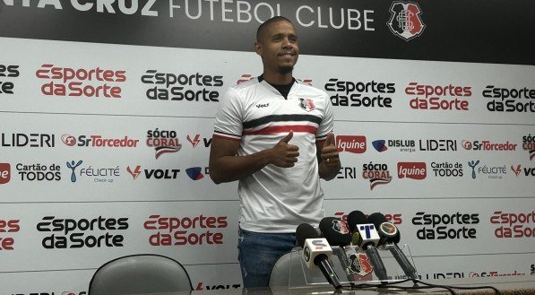 Zagueiro Everton Sena em apresentação oficial no Santa Cruz