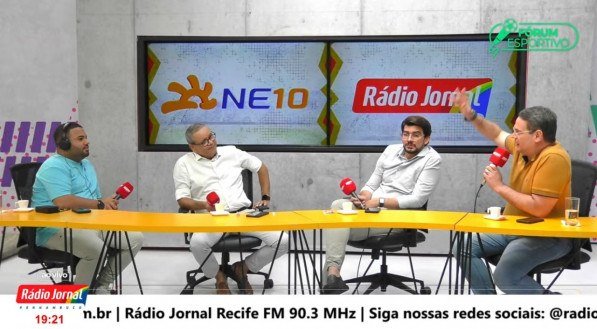 Imagem da bancada do Fórum Esportivo, da Rádio Jornal, nesta terça-feira (29/10)