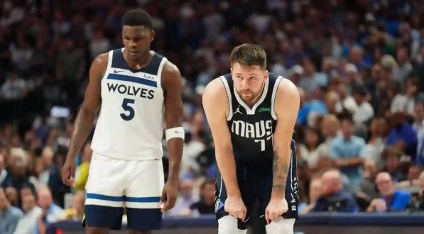 Imagem de Anthony Edwards (Timberwolves) e Luka Doncic (Mavericks) em ação pela NBA