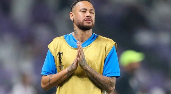 Neymar esfrega as mãos em aquecimento do Al Hilal após se recuperar de lesão