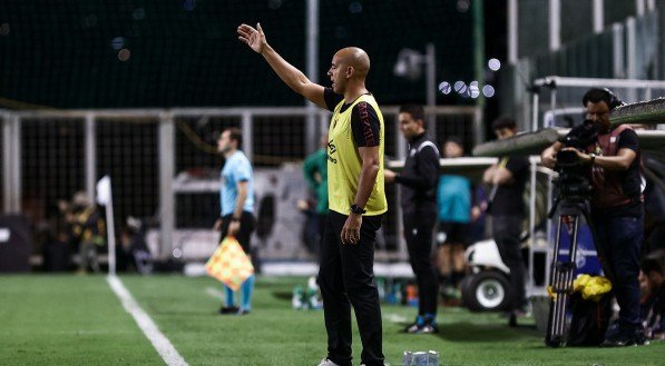 Imagem do técnico Pepa na beira do campo do Independência no jogo entre América-MG x Sport