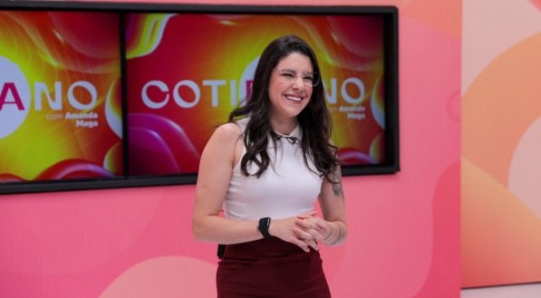  Amanda Maga apresenta programa Cotidiano