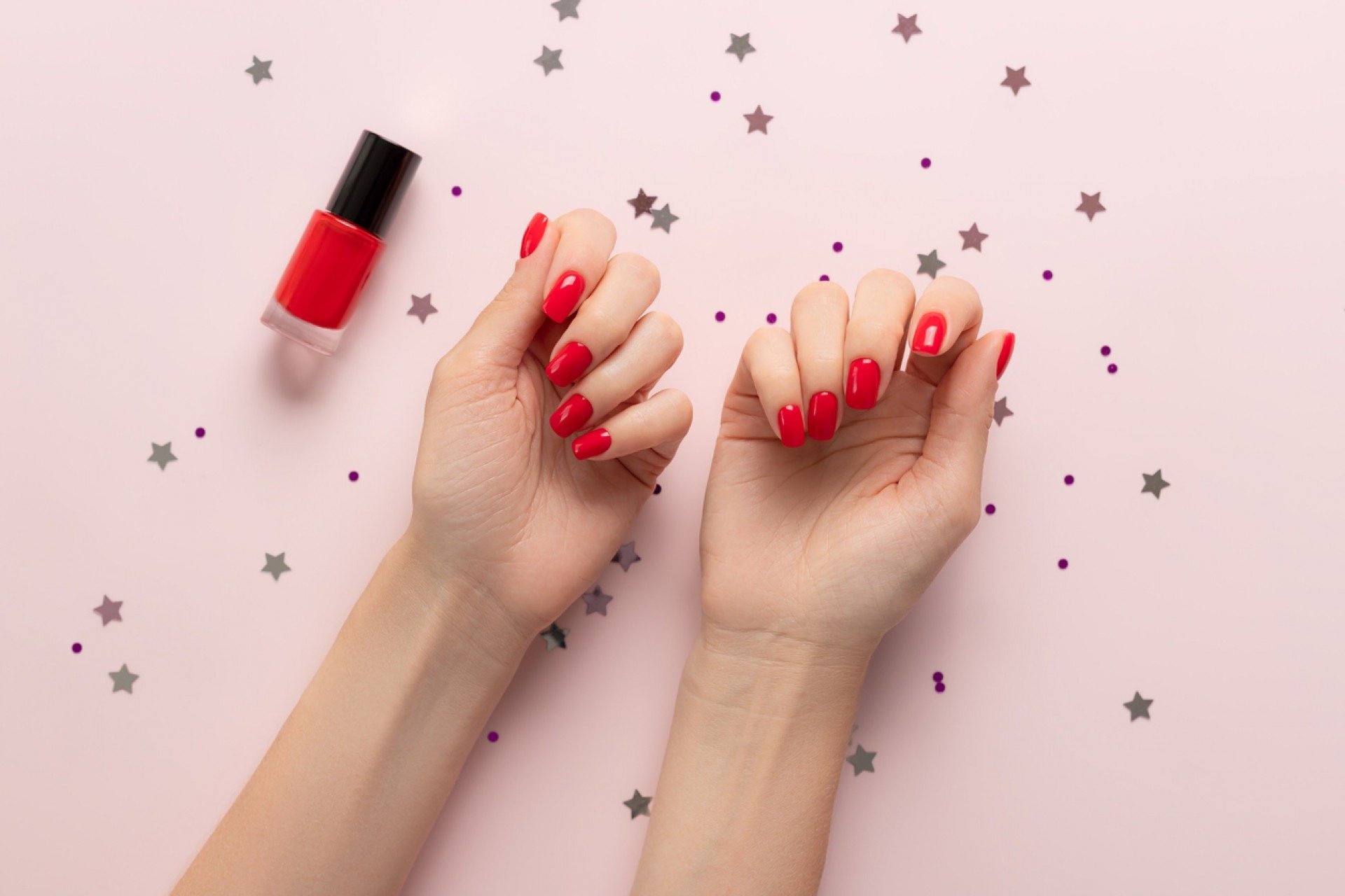 Essas 5 cores de esmalte estão dominando as mãos neste inverno