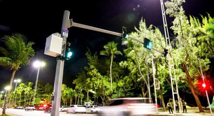 Prefeitura do Recife instala novos pórticos semafóricos na Avenida Boa Viagem