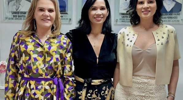 Rosário Martins, ladeada por Sandra Paes Barreto e Amanda Campos na posição do seu retrato na galeria das ex-presidentes da Associação dos Amigos da Justiça de Pernambuco