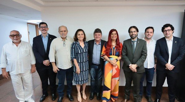 Bancada do PSB em foto para formalizar apoio à reeleição de Álvaro Porto para a presidência da Alepe