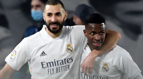 Benzema e Vinícius Júnior comemoram gol marcado pelo Real Madrid