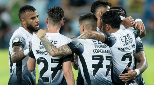 Jogadores do Corinthians abraçados após gol de Depay