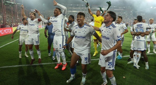 Imagem dos jogadores do Cruzeiro comemorando ainda no campos a classificação para a final da Sul-Americana