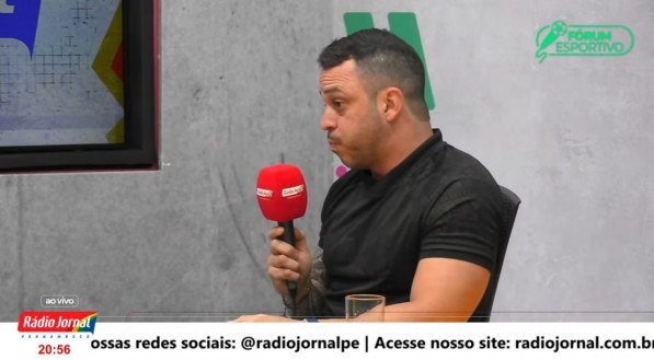 Imagem do diretor de futebol do Santa Cruz, Diego Hydalgo, em entrevista à Rádio Jornal