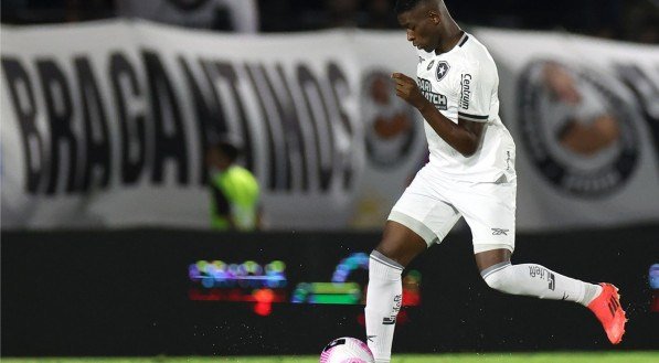 Luiz Henrique, atacante do Botafogo, fazendo passe