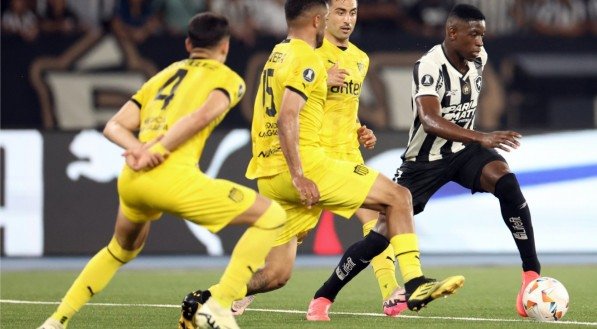 Luiz Henrique, do Botafogo, dribla três jogadores do Peñarol