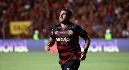 Julián Fernández celebrando gol marcado pelo Sport