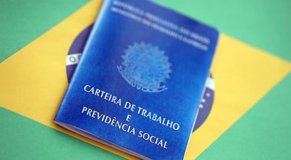 Desemprego fica em 6,4% no trimestre até setembro, diz IBGE