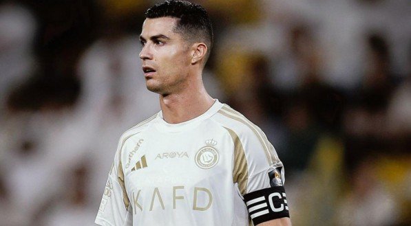 Cristiano Ronaldo com a faixa de capitão do Al Nassr