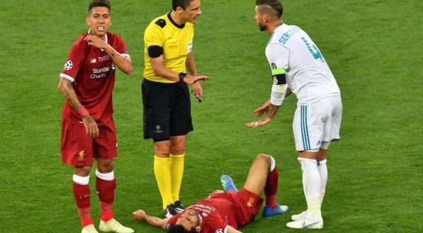 Salah caído após entrada dura de Sergio Ramos