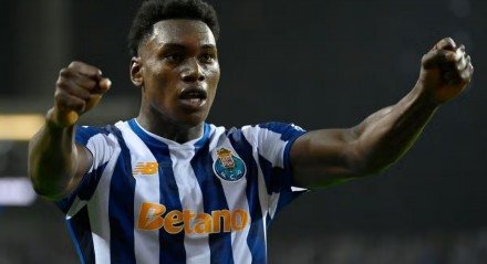 Samu Omorodion com a camisa do Porto