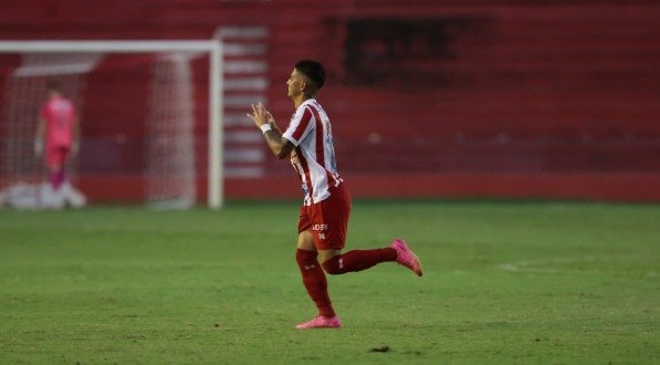 Gustavo Maia celebrando gol marcado pelo Náutico