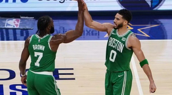 Imagem de Jaylen Brown e Jayson Tatum, jogadores do Boston Celtics