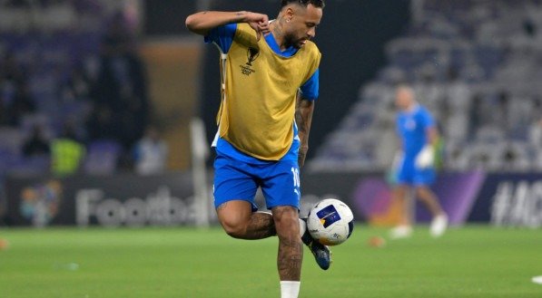 Neymar domina a bola em aquecimento do Al Hilal antes de jogo