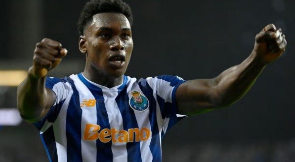 Samu Omorodion com a camisa do Porto