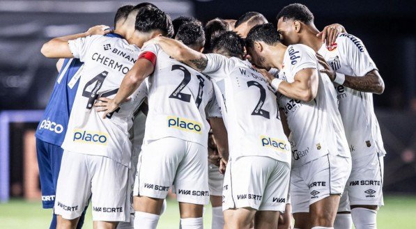 Jogadores do Santos abraçados antes de jogo começar