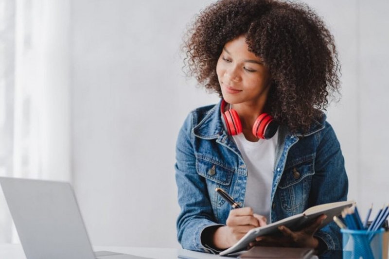 Jovem estudando para o Enem