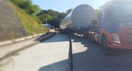 Imagem de carreta que interditou um trecho da BR-101, no Cabo de Santo Agostinho, neste sábado (2)