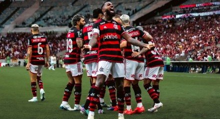 Gerson celebra gol do Flamengo com outros jogadores do Flamengo