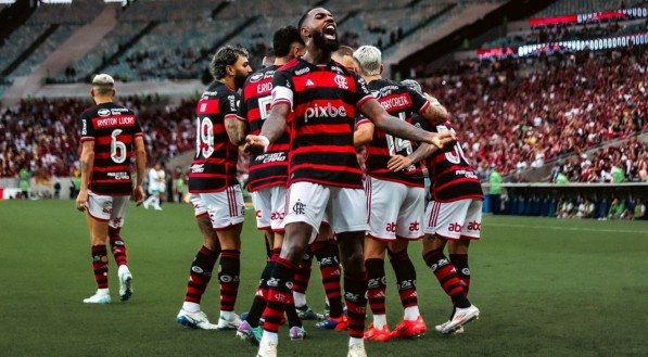 Gerson celebrando com outros jogadores do Flamengo