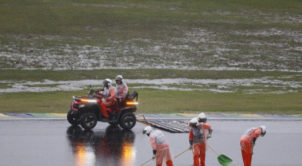 Homens trabalham na retirada de &aacute;gua da pista de Interlagos