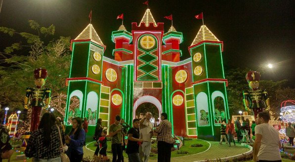 Imagem da decora&ccedil;&atilde;o na pra&ccedil;a do Rel&oacute;gio das Flores, em Garanhuns
