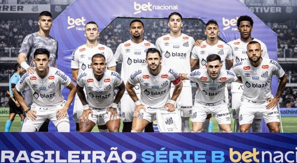 Time titular do Santos perfilado para foto antes de jogo