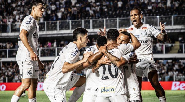 Jogadores do Santos abraçados em celebração de gol