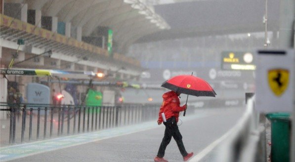 Chuva forte atinge aérea dos boxes da Fórmula 1