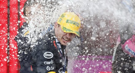 Verstappen celebrando vitória no GP de São Paulo