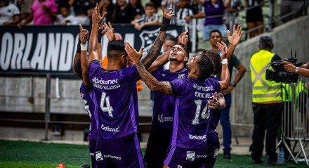 Imagem dos jogadores do Ceará comemorando um dos gols sobre o Avaí pela Série B