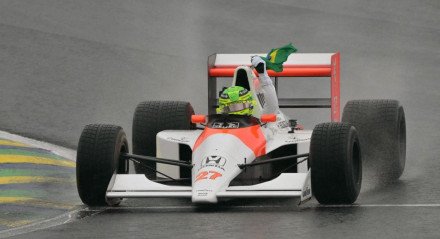 Hamilton pilota McLaren de Senna em homenagem em Interlagos antes do GP de São Paulo