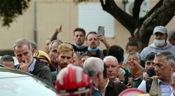 Protesto contra autoridades na Espanha em meio à tragédia causada por inundações