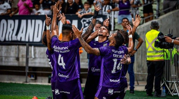 Imagem dos jogadores do Ceará comemorando um dos gols sobre o Avaí pela Série B